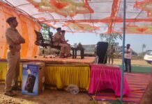 દાહોદ જિલ્લાના સુખસર તાલુકાના કુંડલા ગામે પોલીસ અધિક્ષ રવિરાજસિંહ જાડેજા દ્વારા ચૂંટણી અંગે માર્ગદર્શન બેઠક યોજાઈ.